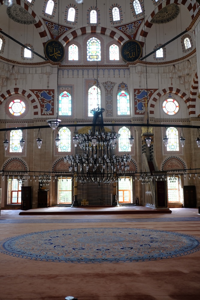 Interno della moschea di Fatih.