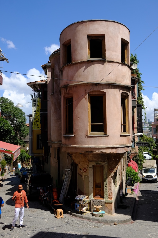 Il famoso e fotografato edificio rotondo del quartiere. 