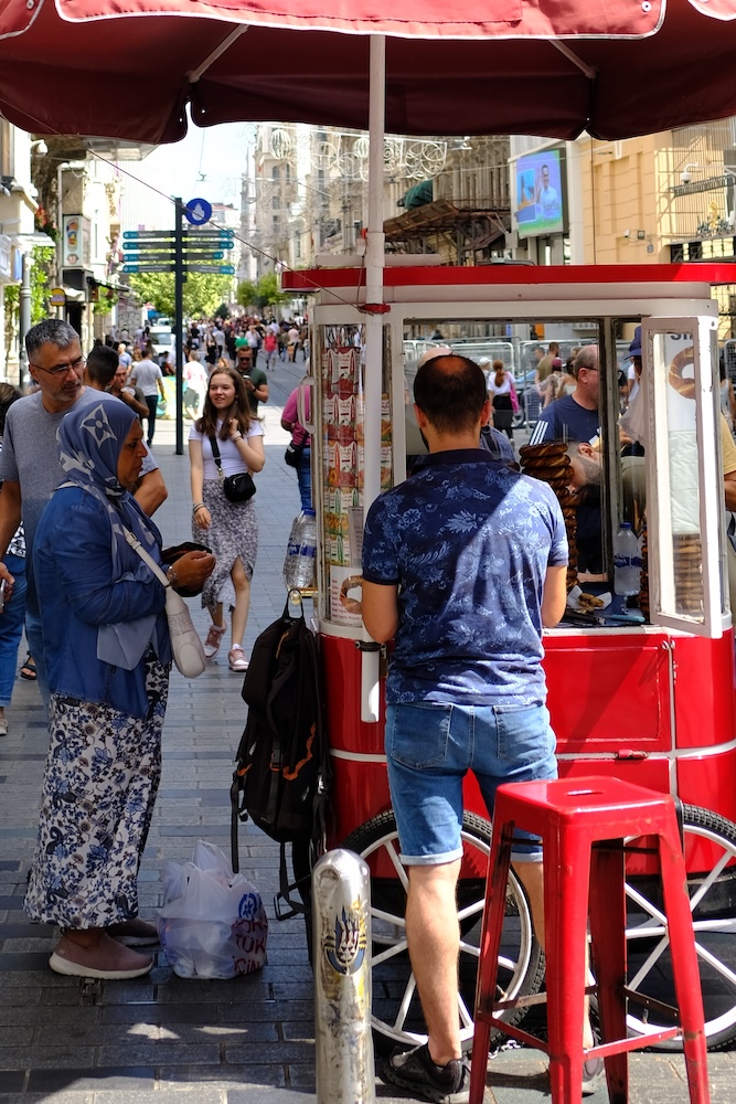 Lungo la strada capiterà di trovare i caratteristici venditori ambulanti di mais, castagne e pane.