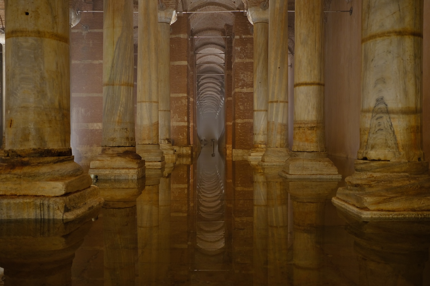 Le colonne romane all'interno della Basilica Cisterna.