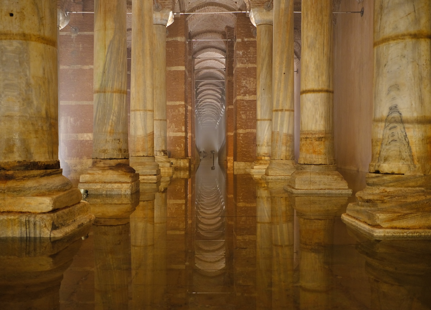 Alcune delle colonne all'interno della Basilica Cisterna.