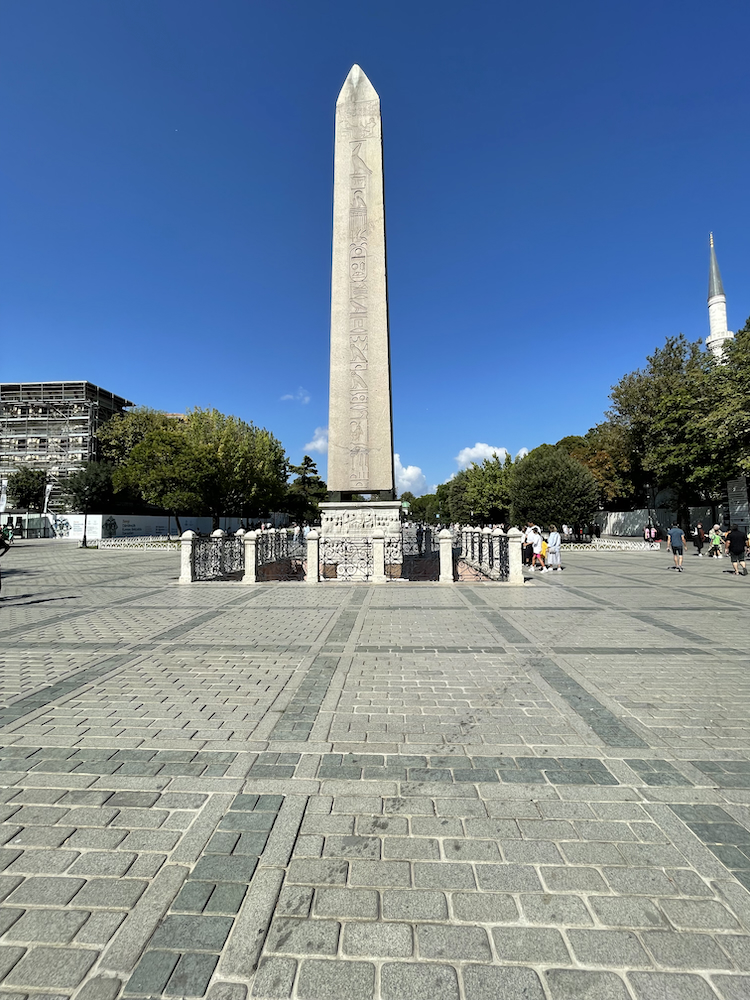 Obelisco egizio della dinastia di Tutmosi III (XVI secolo a.C.), giunto a Costantinopoli sotto Teodosio I.