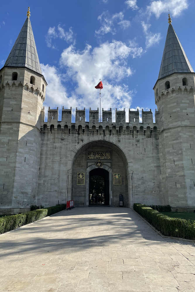 La porta imperiale, ingresso principale del Topkapi.