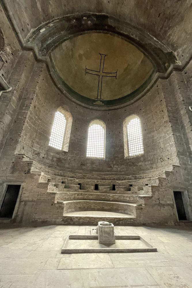 L'interno della chiesa di santa Irene.