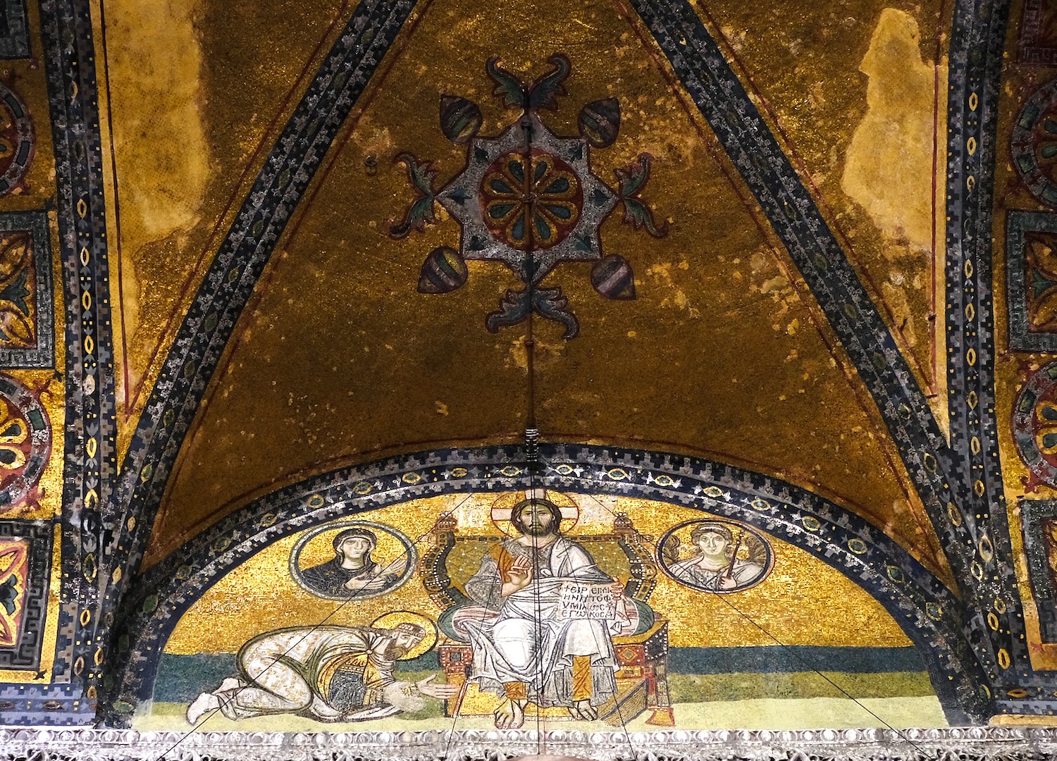 I magnifici mosaici del Narteci, l corridoi che fungono da anticamera del sontuoso edificio.