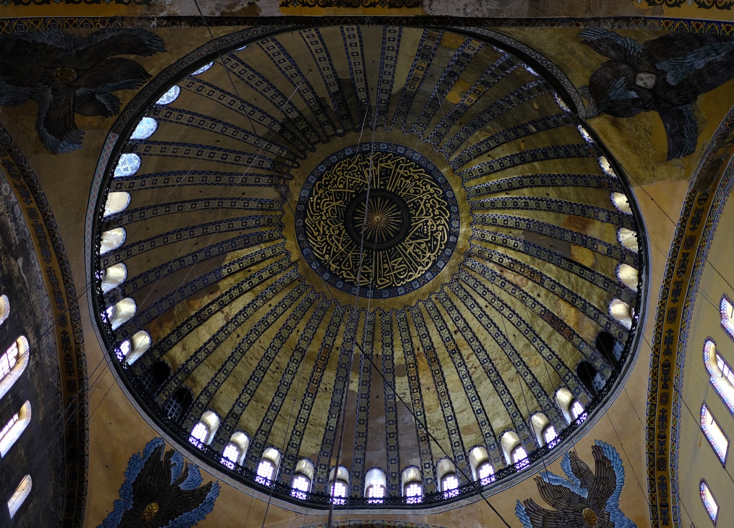 L'immensa bellezza della cupola della moschea.