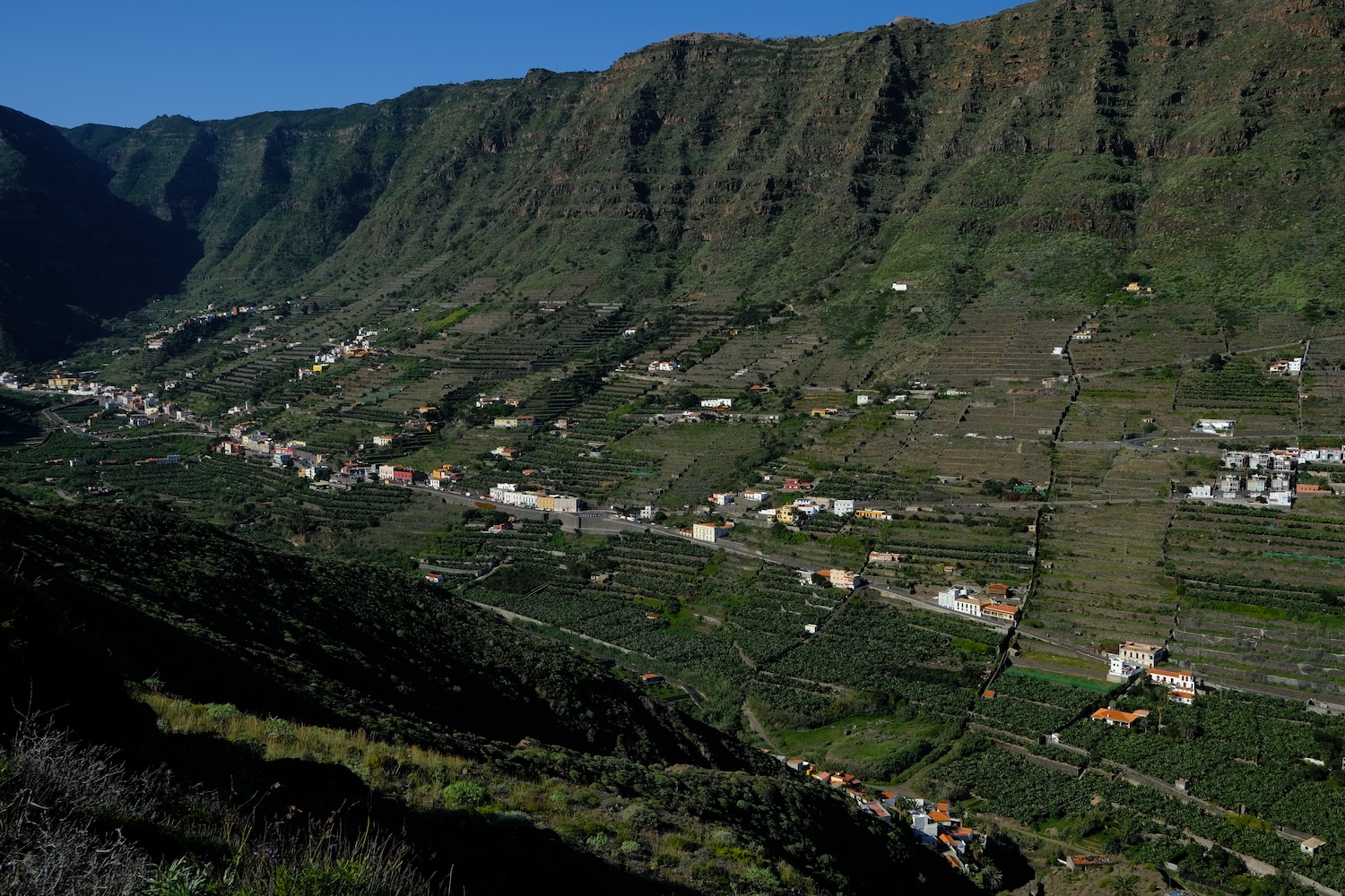 Il paesaggio gomero, di origine vulcanica, costituito da strette valli, pendii e falesie picco sul mare.