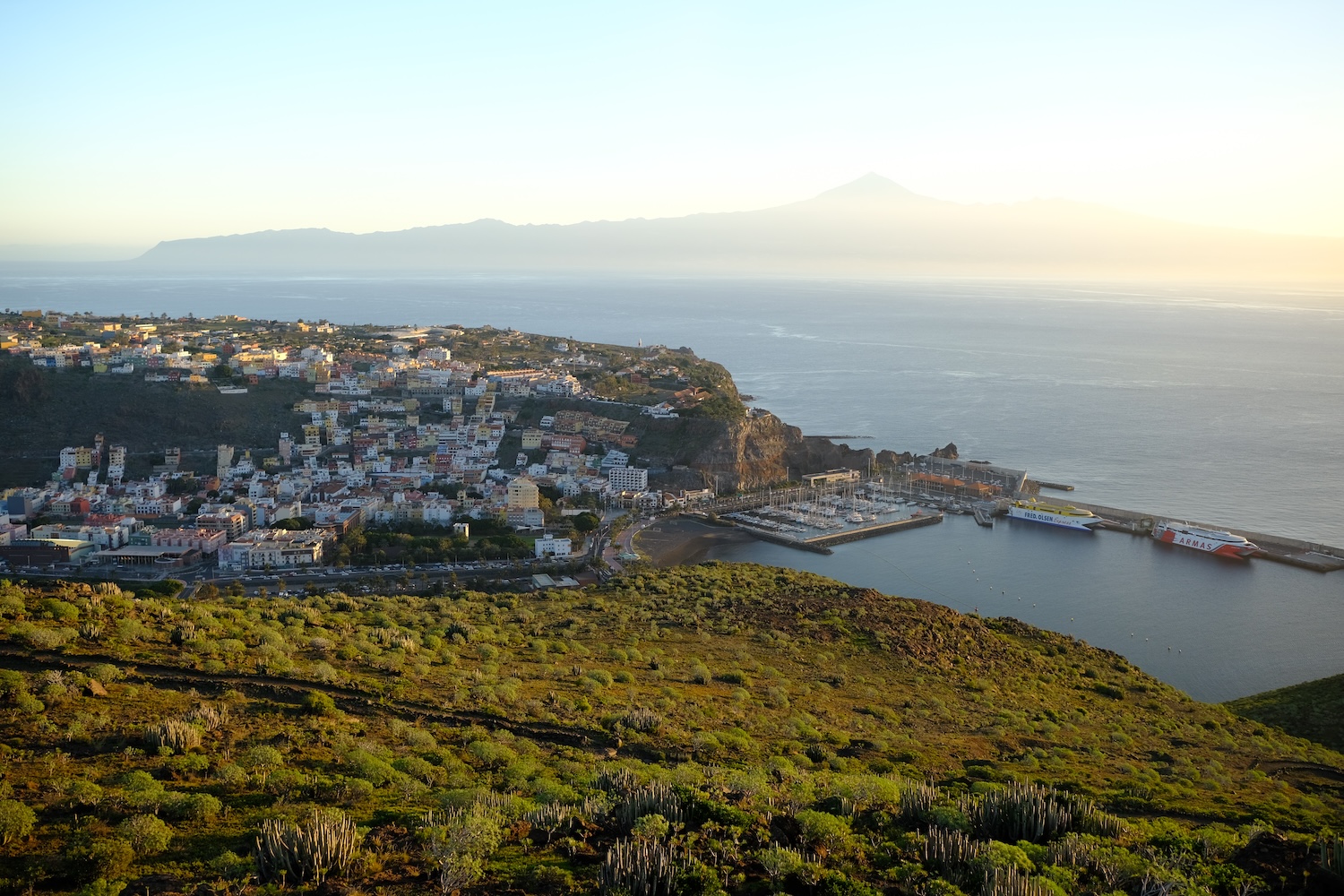 La città di San Sebastian de La Gomera, con il Teide nello sfondo.