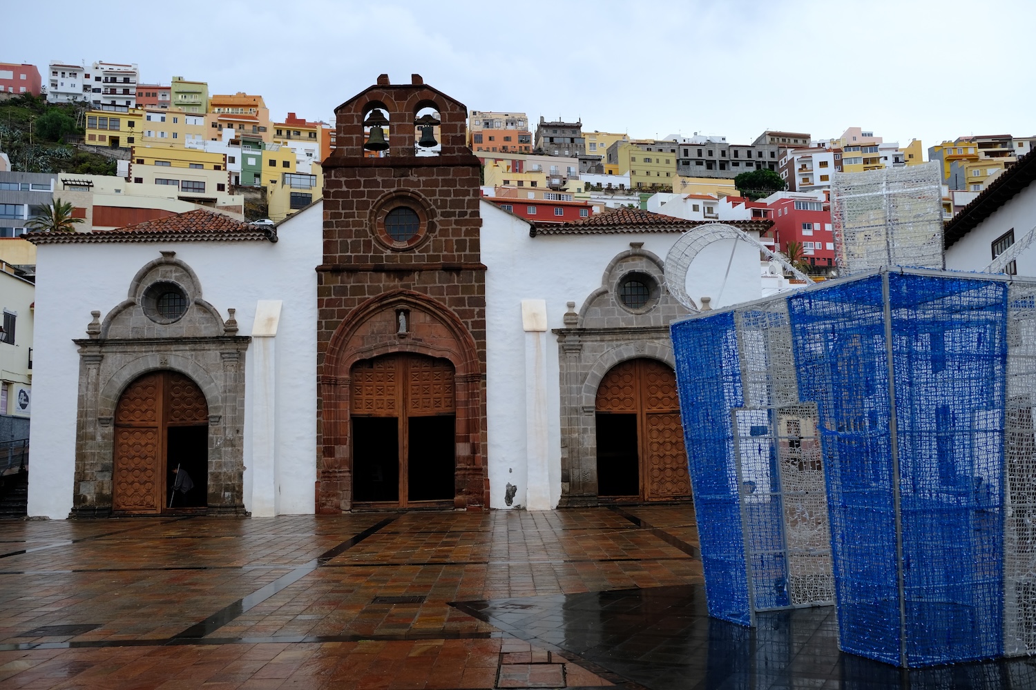 La Iglesia De La Asunción e la sua piazza in veste natalizia.