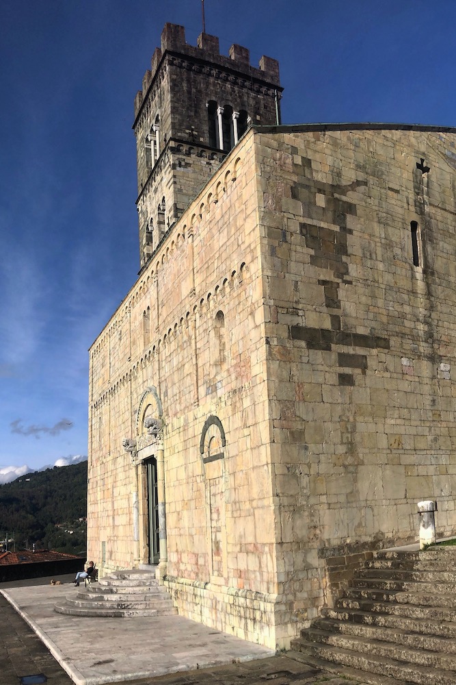 Particolare del duomo di Barga.