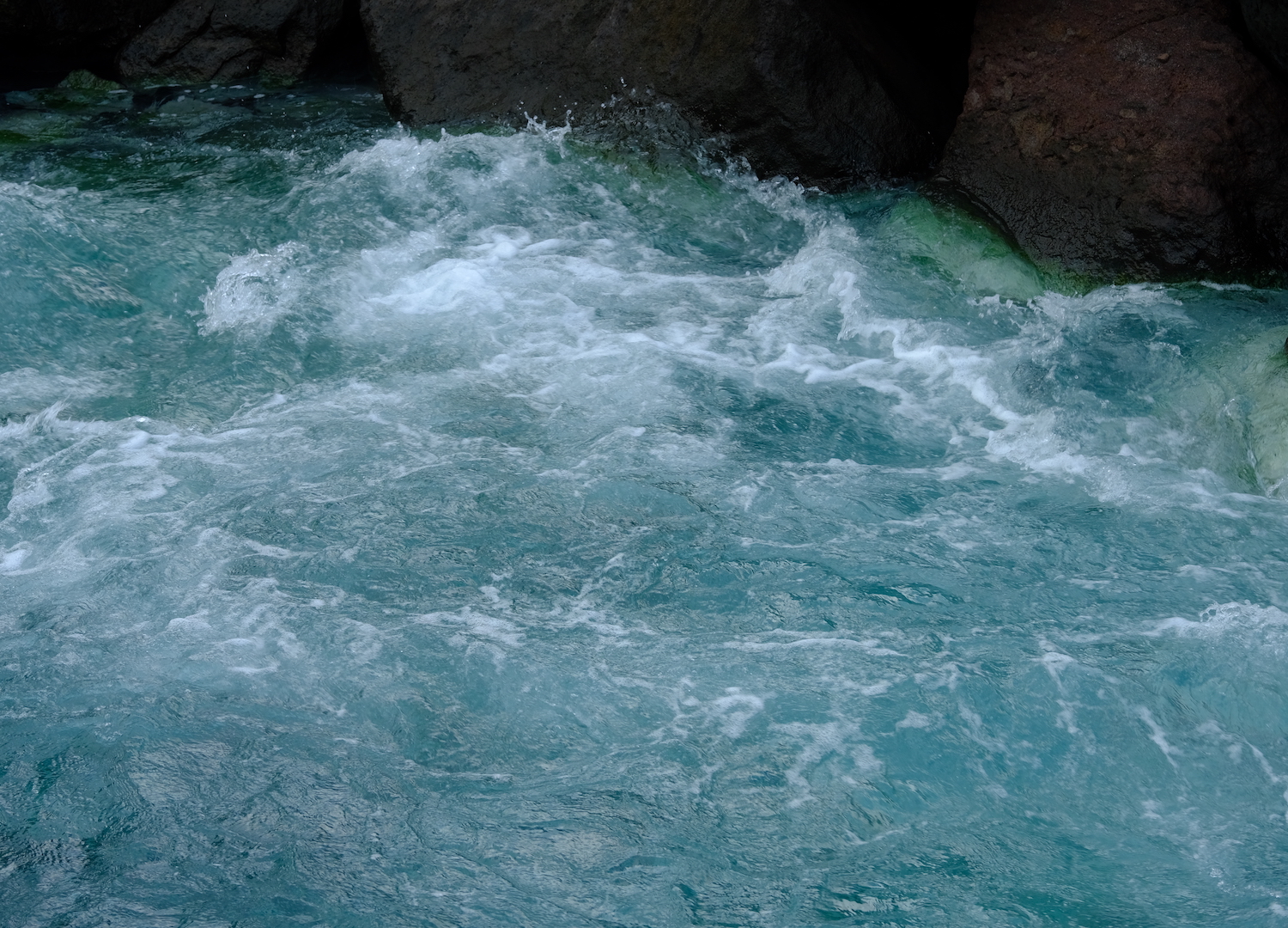 A Bouillante il fiume caldo si tuffa nel mare, restituendo una temperatura termale nei pressi dell'estuario.