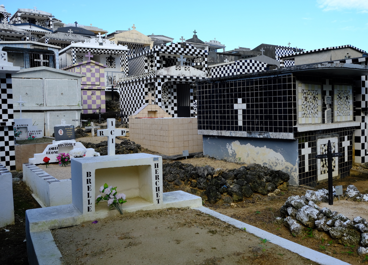 Il cimitero dalle tombe piastrellate a scacchiera di Morne-à-l’Eau.