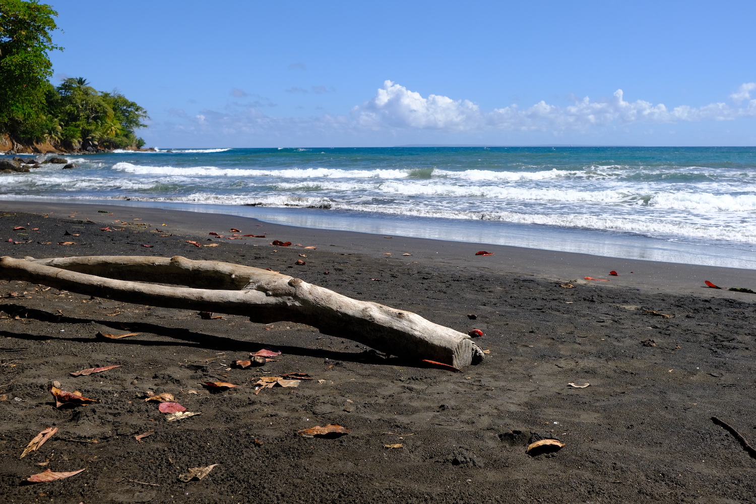 Plage de Grande Anse, una delle spiagge di sabbia nera che capiterà di incontrare nella parte meridionale di Basse-Terre.