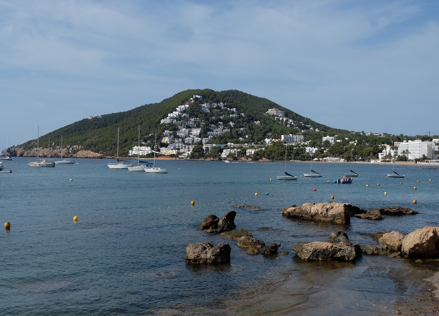 Vista dal porto della tranquilla Santa Eulària des Riu, città molto lontana dalla mondanità isolana.