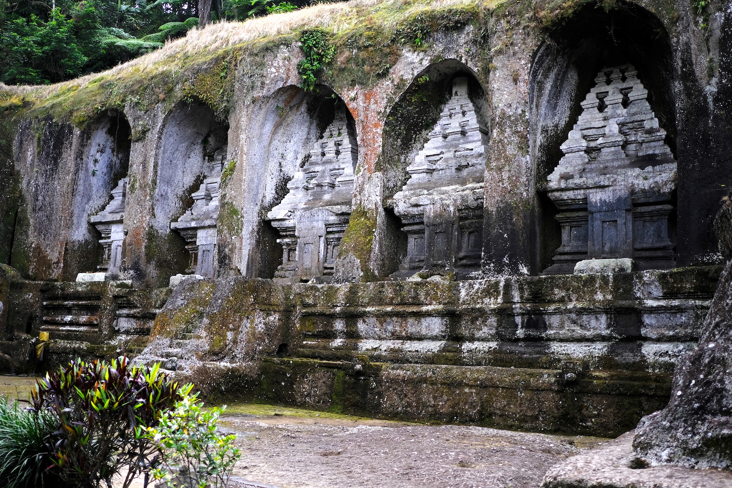 Le grandi nicchie scolpite nel tufo del tempio di Gunung Kawi.