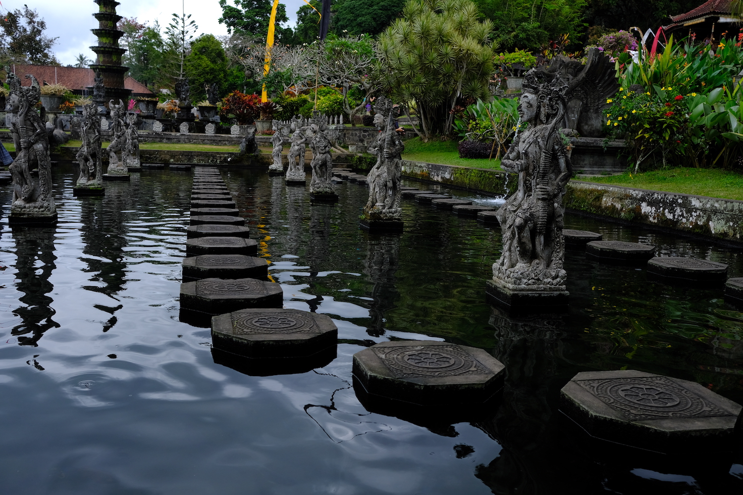 Nel giardino acquatico del Tirta Ganga.