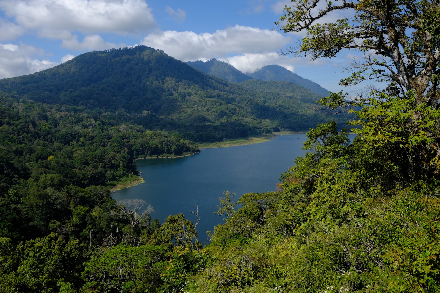 Uno dei laghi gemelli: si trovano sempre nella zona centrale dell'isola.