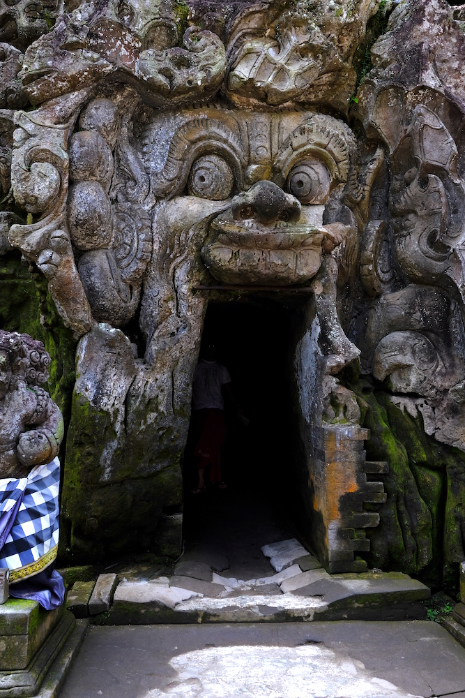 Il portale all'ingresso dell'antica grotta di Goa Gajah.