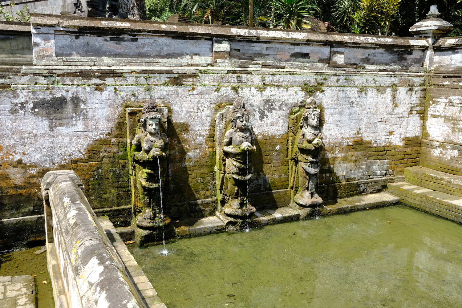 Le sacre vasche adiacenti il tempio.