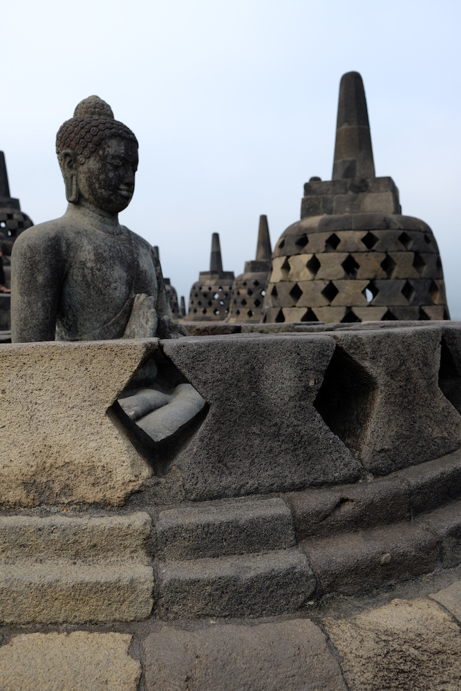 Centinaia di campane costituite da blocchi di pietra vulcanica contengono ciascuna una statua del Buddha.