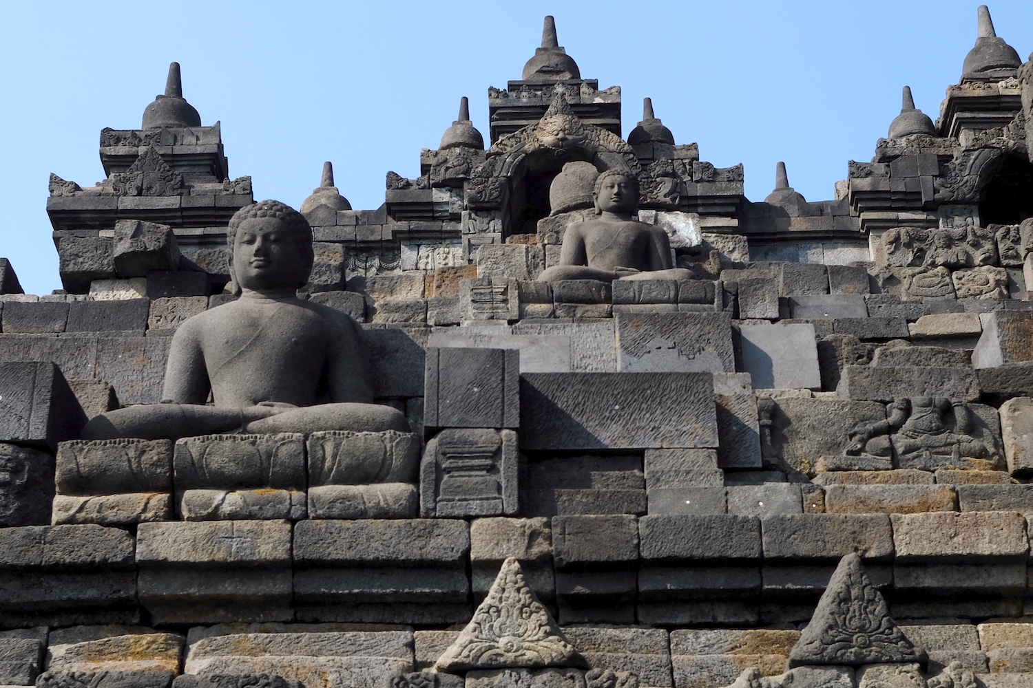 Particolare del perimetro che corre alla base del monumento, dove sono posti centinaia di busti del Buddha.