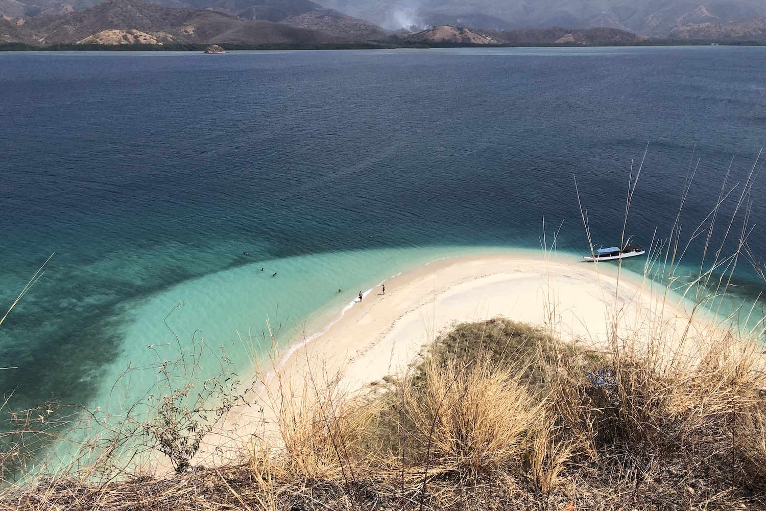 A Riung dimenticatevi del sovraffollamento delle spiagge italiane.