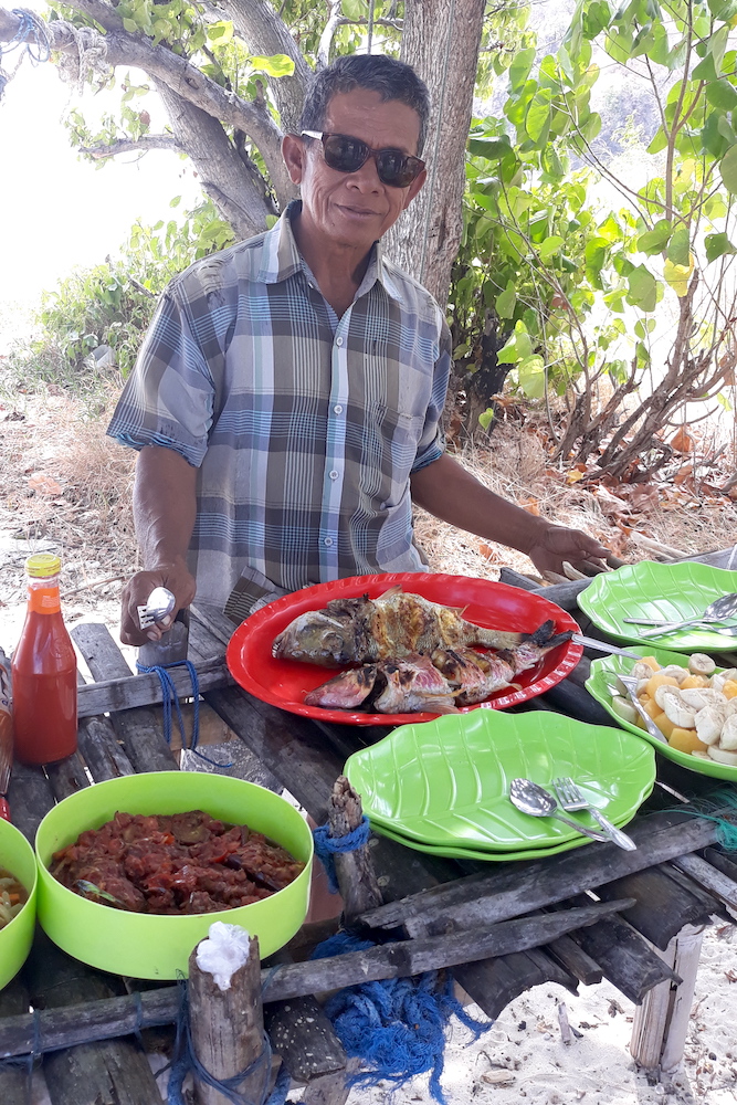 Barbecue di pesce sulla sabbia bianca, in un'isola deserta: c'è forse qualcosa di meglio?