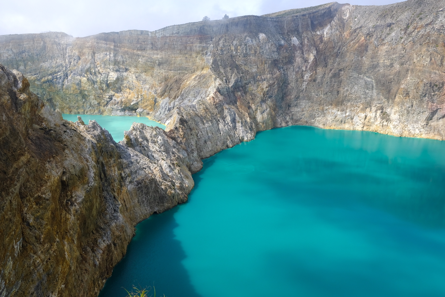 I colori turchesi dei laghi del monte Kelimutu.