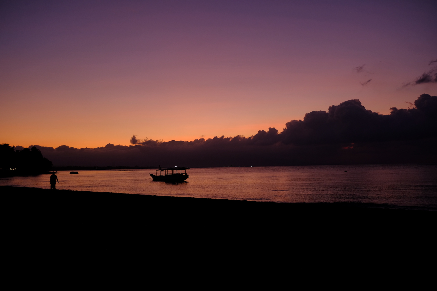 Ultimo tramonto a Maumere prima del rientro in Italia.