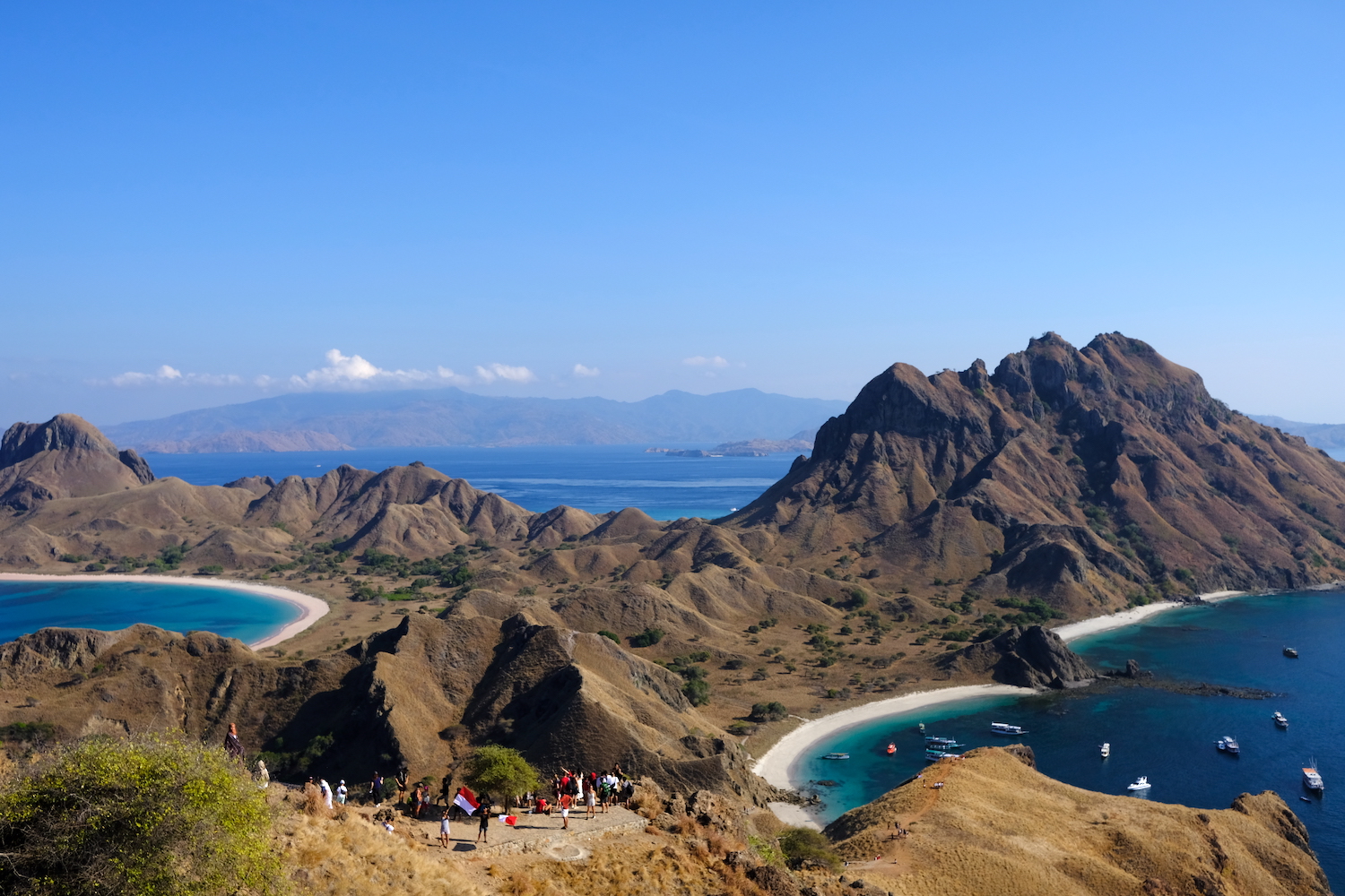 Sulla cima della frastagliata isola di Padar, dove il panorama sull'arcipelago delle Komodo è da togliere il fiato.