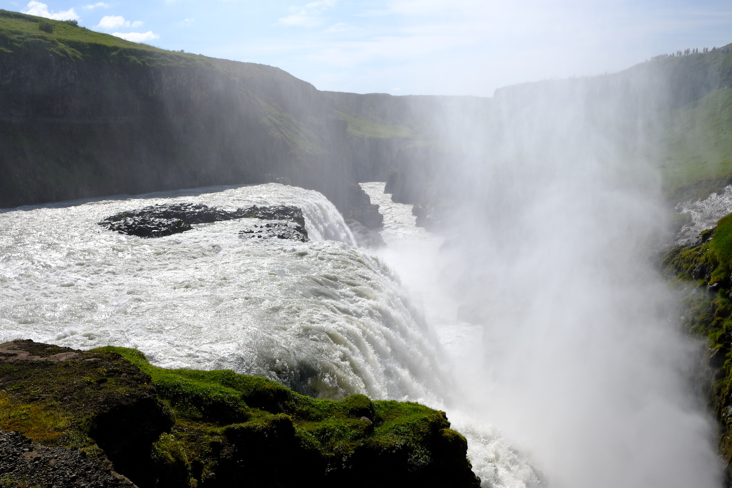 La poderosa cascata Gulfoss con i suoi schizzi che si innalzano in cielo per decine di metri.