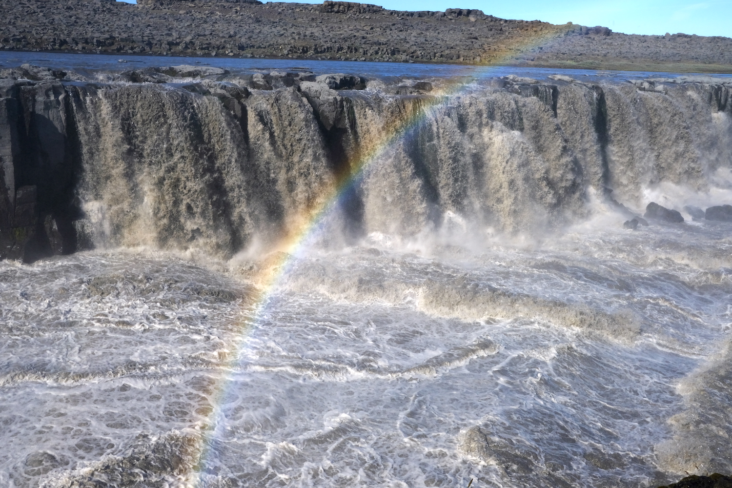 Seguendo il corso del fiume a ritroso da Dettifoss si arriva a Selfoss, con le sue fragorose cascate multiple.