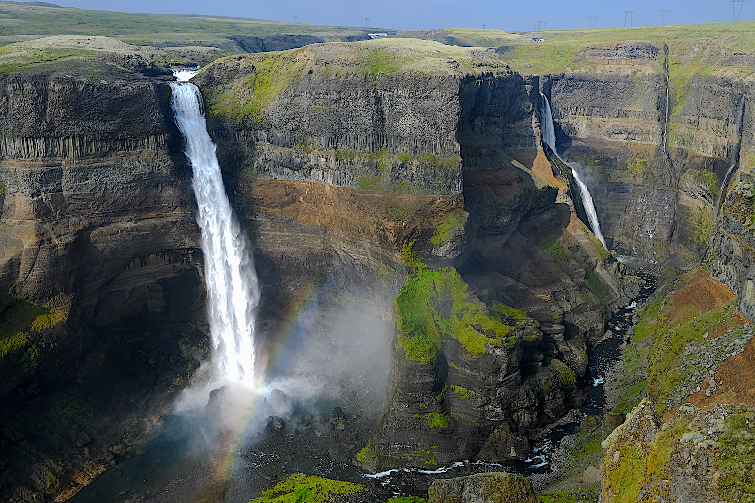 I tralicci della tensione in alto a destra appaiono come minuscoli rispetto ad Haifoss ed al suo salto di 122 metri. 