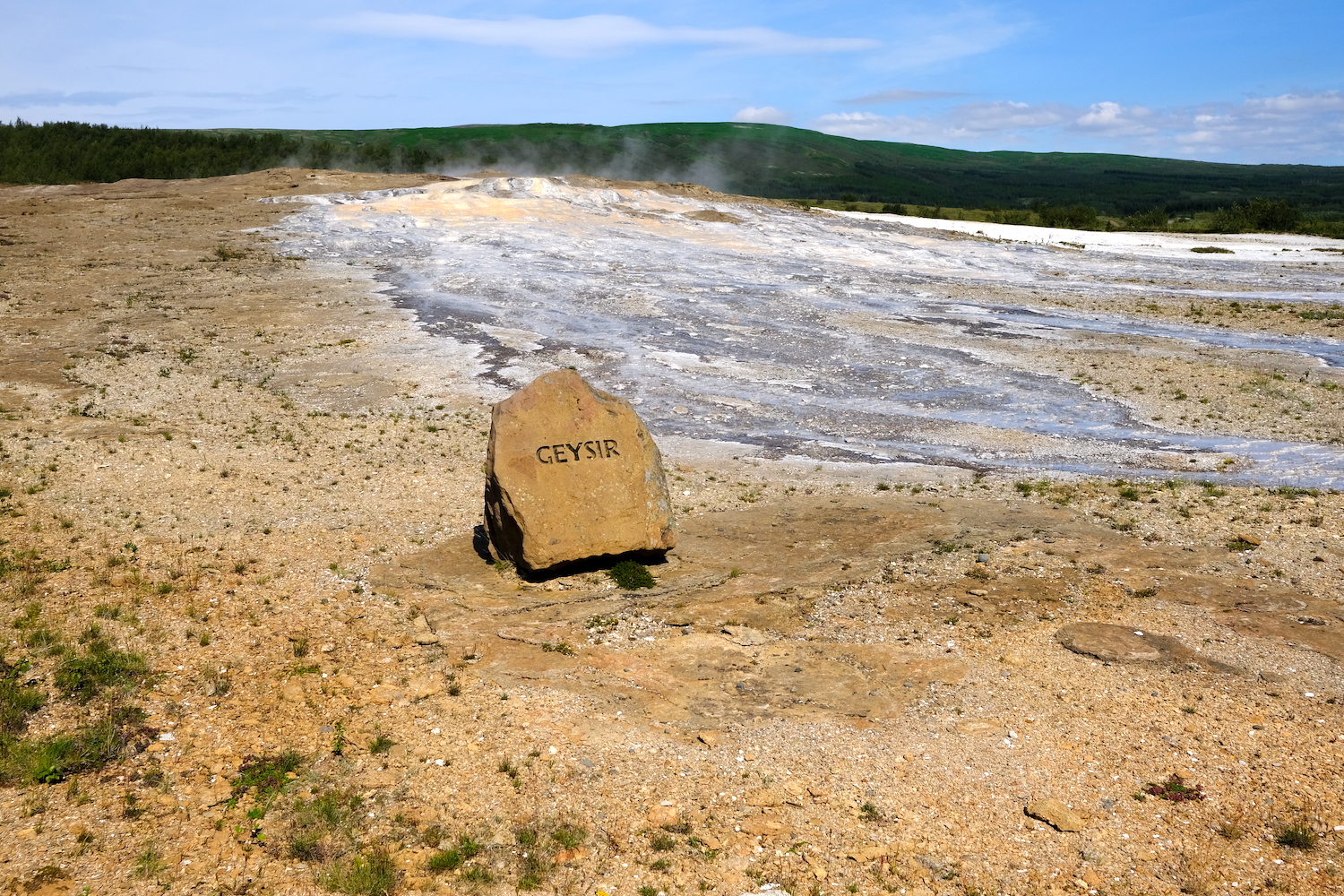 I tipici colori delle aree geotermali gialli derivano dall'alta concentrazione dei composti sulfurei.