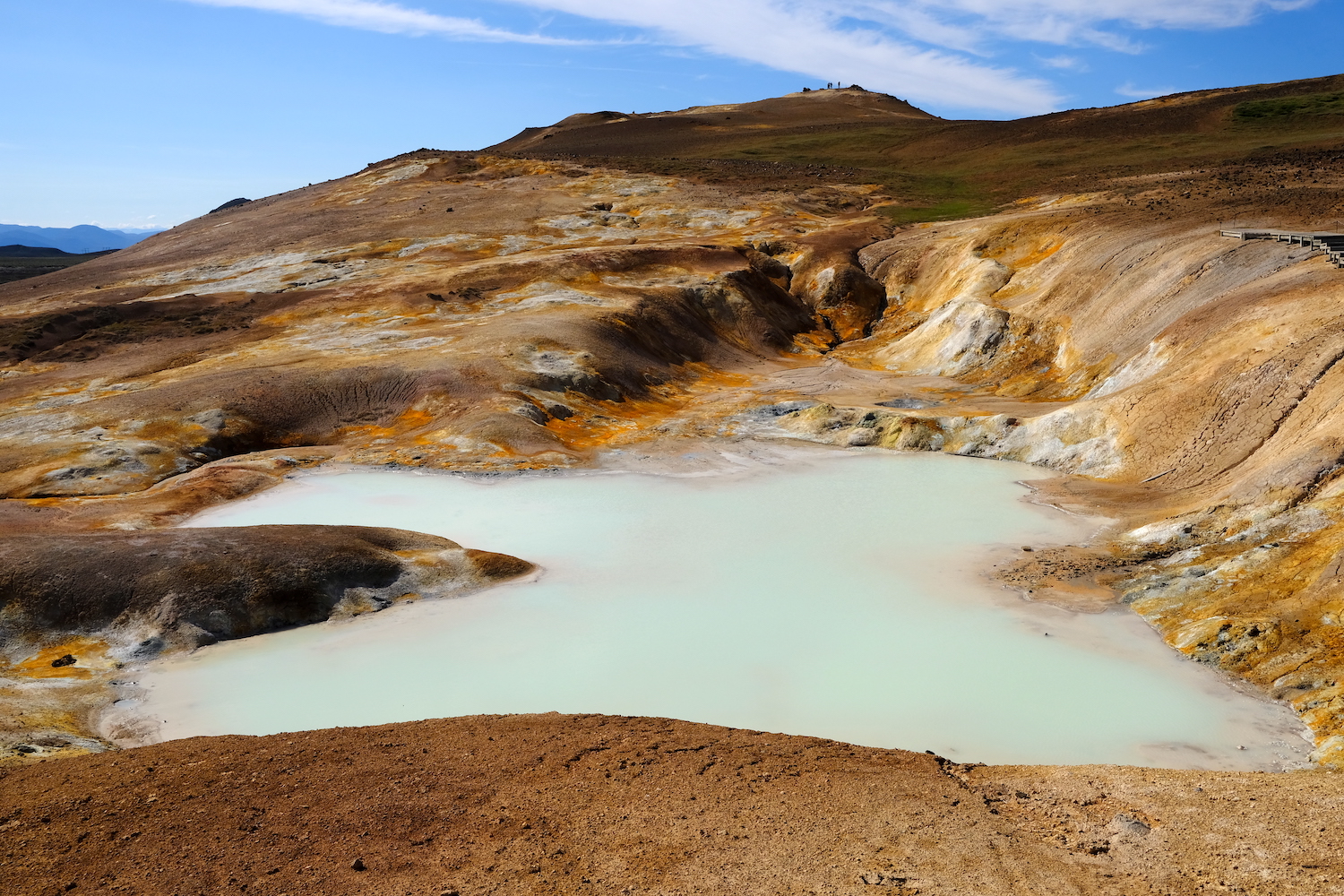 Il laghetto formato dall’acqua calda e dai fanghi di minerali di colore Pantone Island Paradise.