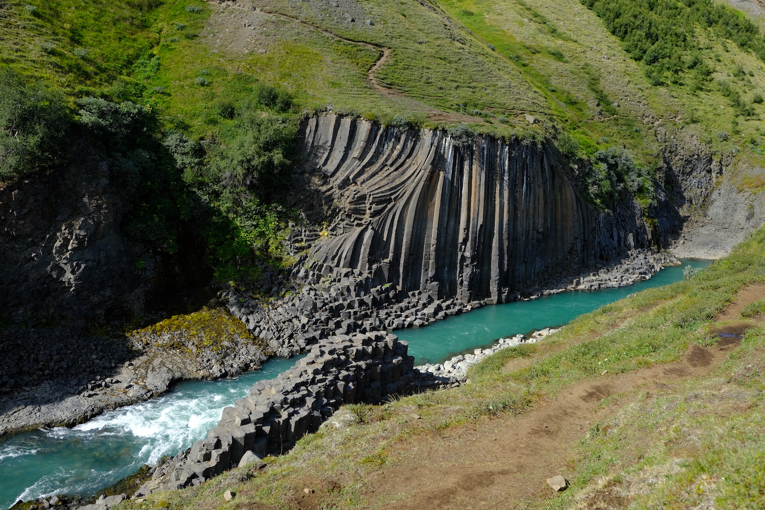 A Studlagil è possibile osservare le colonne basaltiche piegarsi in direzione della corrente del fiume.