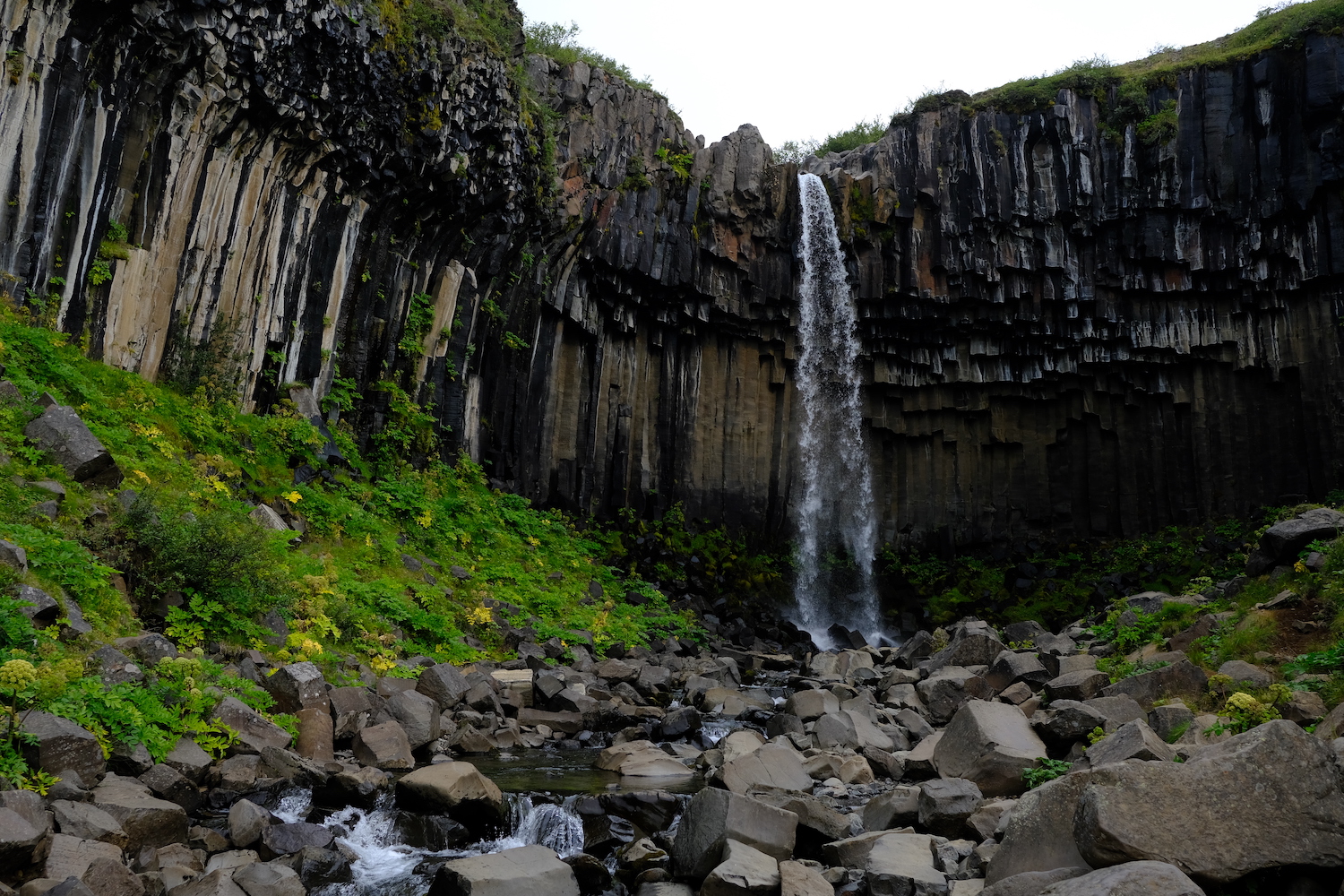 La cascata Svartifoss, circondata da colonne basaltiche, nel parco nazionale di Skaftafell.