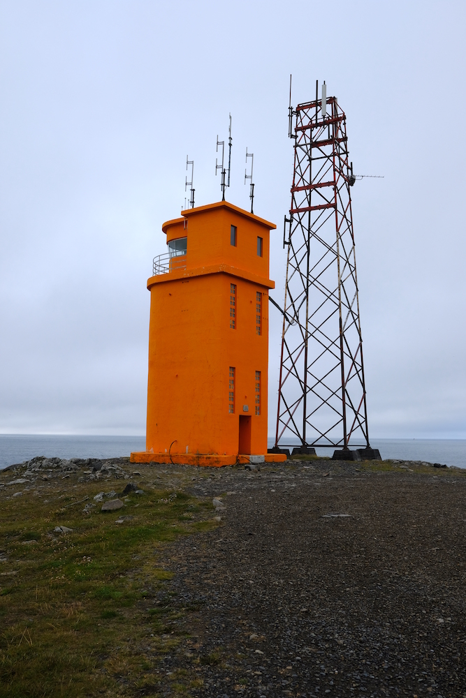 L'iconico faro arancione che si incontra percorrendo la costa orientale islandese. 