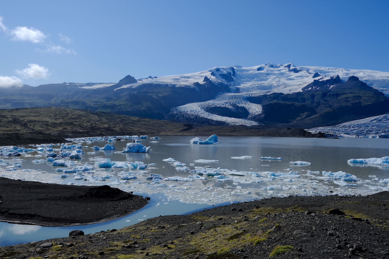 La gigantesca laguna glaciale del ghiacciaio Vatnajökull, per volume  il più grande d'Europa e quarto al mondo.