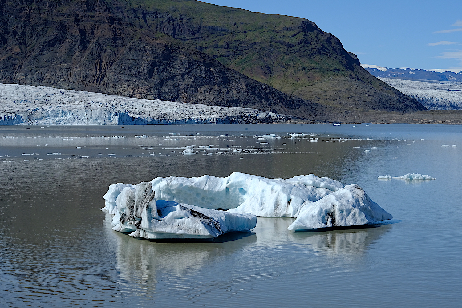 Un piccolo Iceberg che galleggia nella laguna di Jokulsarlon.