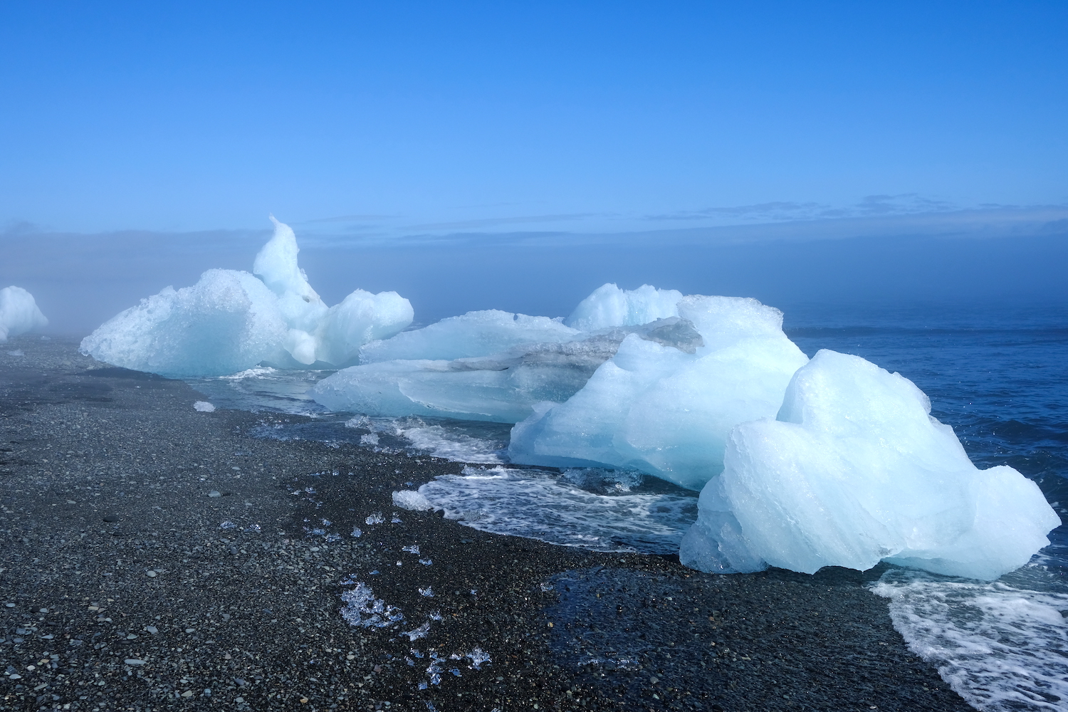 Altre sculture spiaggiate sulla spiaggia nera vicino alla laguna di Jokulsarlon.