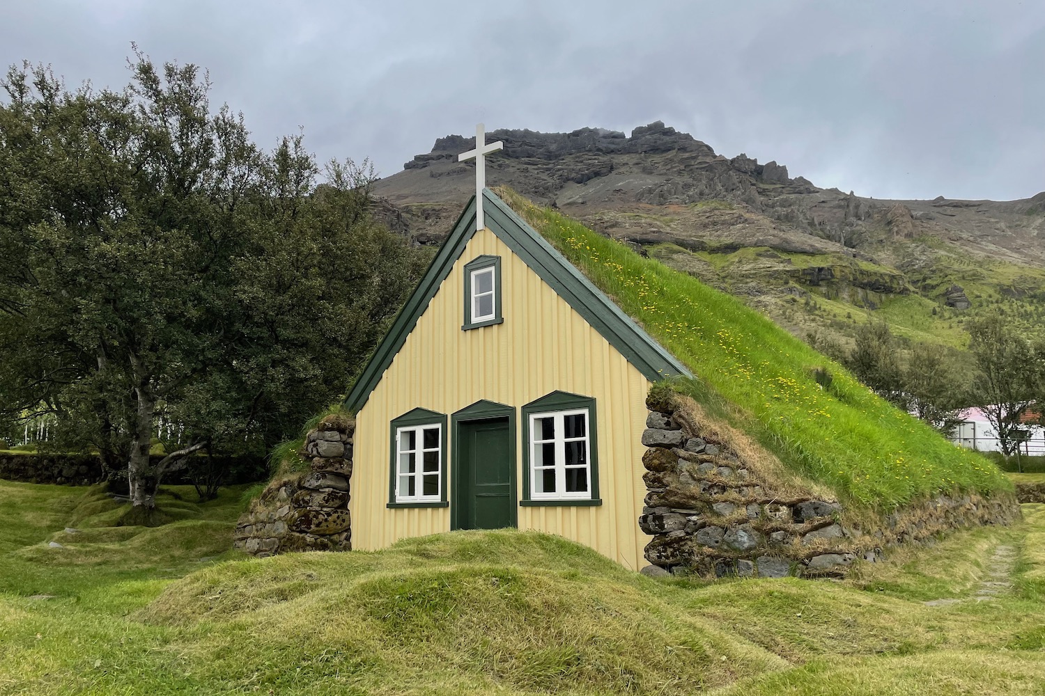 La chiesa dal tetto d'erba del piccolo villaggio di Hof, ai piedi del ghiacciaio Vatnajökull.