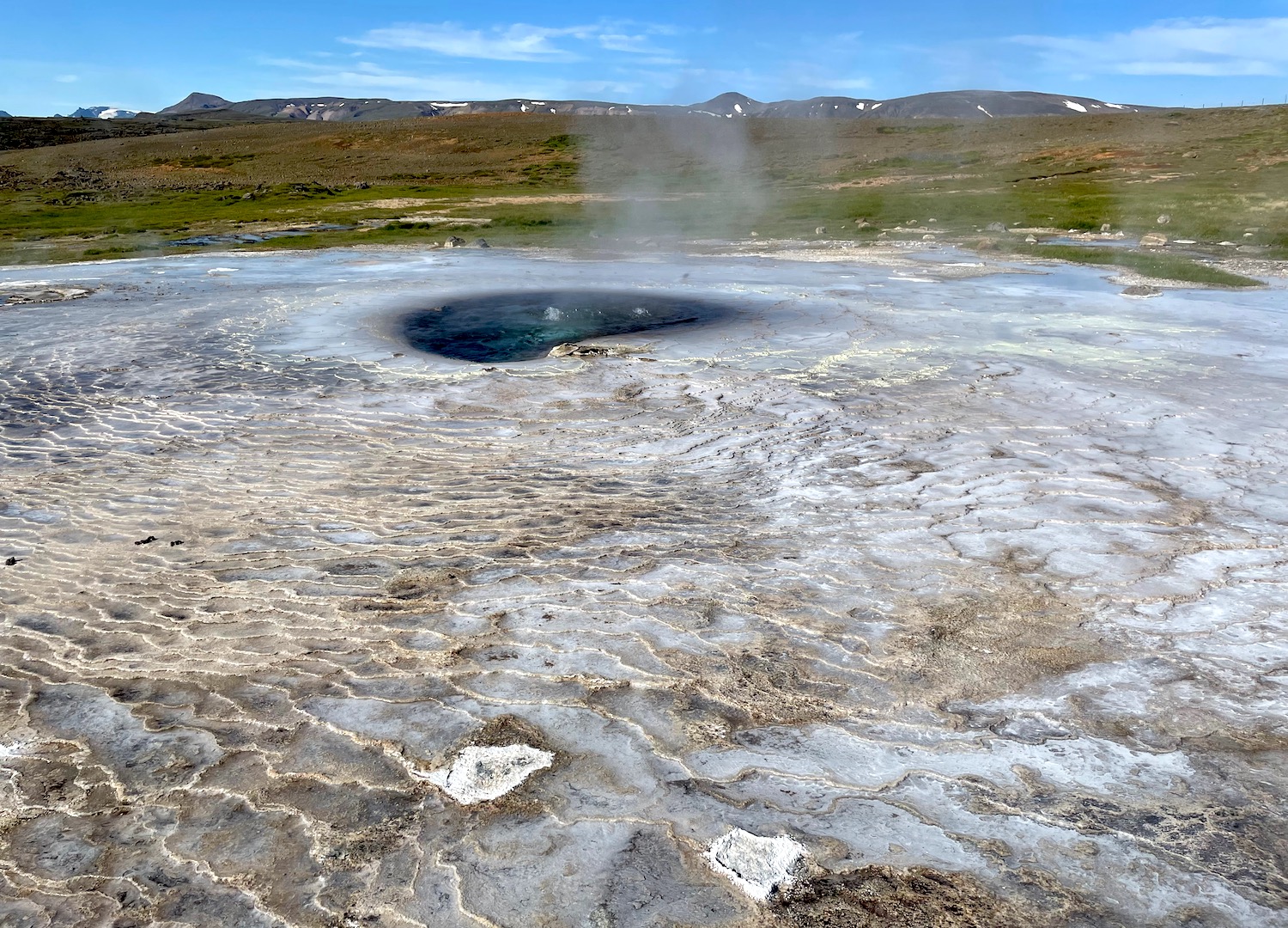 La zona geotermale Hveravellir è circondata da distese di prati su cui corrono diversi sentieri.