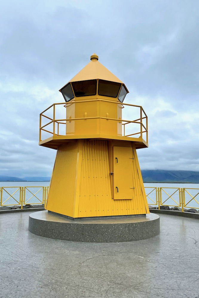 Il famoso faro giallo che si incontra lungo la banchina di Reykjavik.