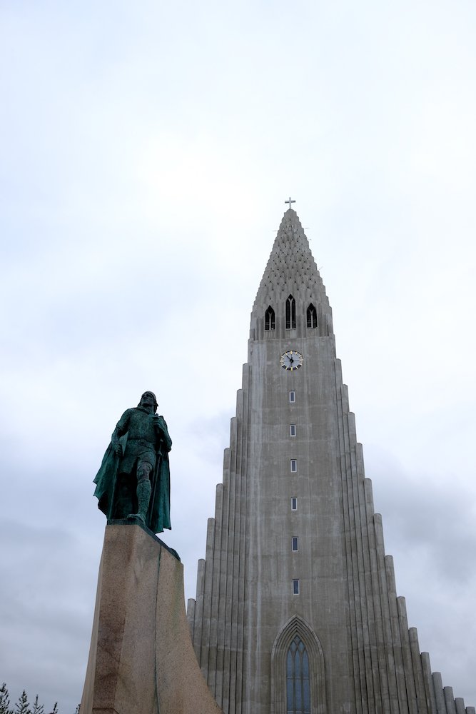 Il punto di riferimento centrale di Reykjavik: Hallgrímskirkja, con la statua dell'esploratore Leif Erikson.