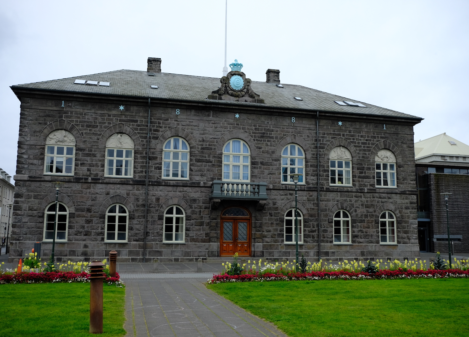 Il palazzo del parlamento di Reykjavik.