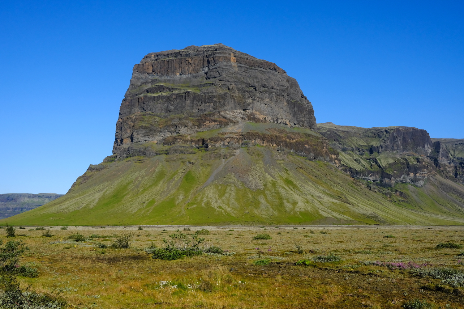 Imponente e particolare formazione rocciosa che si incontra subito dopo aver lasciato l'area di Skaftafell.