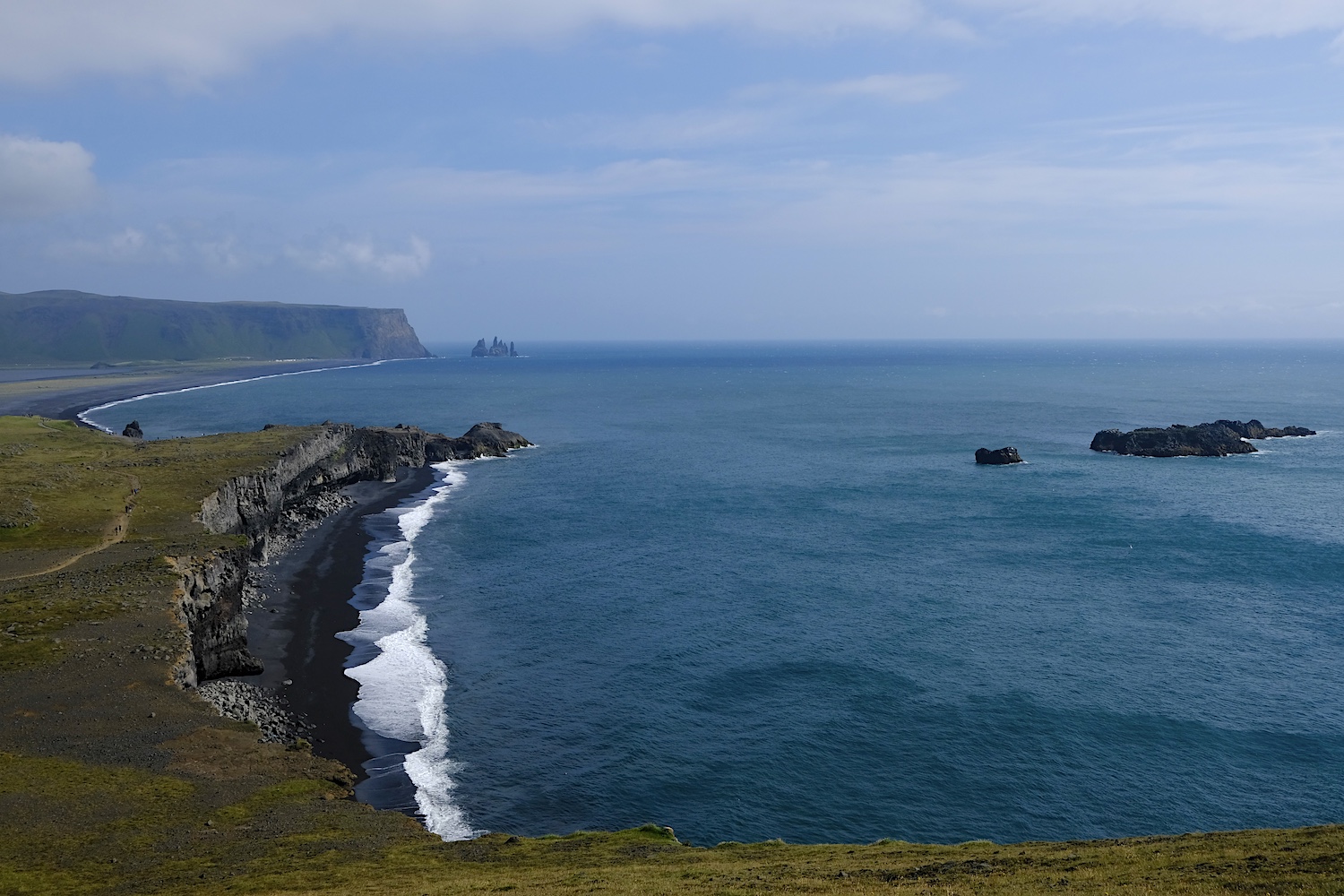 Linea di costa di Reynisfjara vista da Dyrholaey.