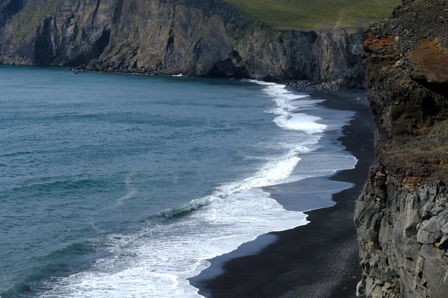 Altra immagine della linea di costa di Dyrholaey.