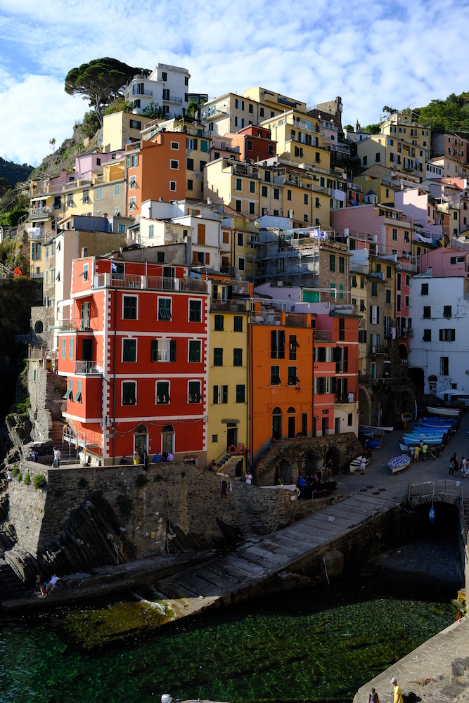 Riomaggiore e le sue case abbarbicate sulla scogliera che cercano spazio.